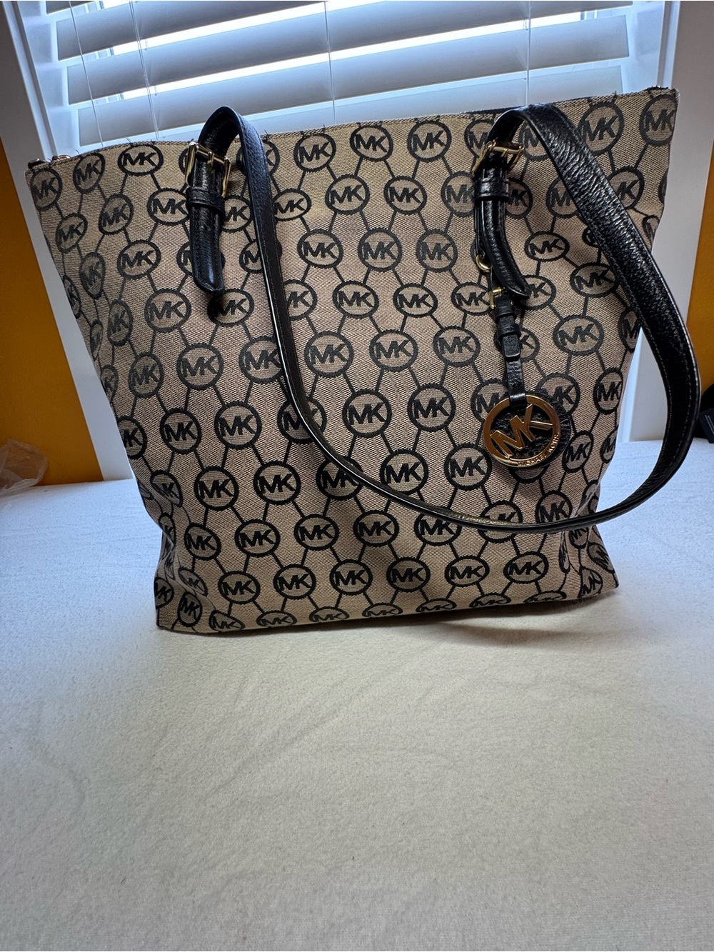 Michael Kors Jet Set East/West Tote Bag in Signature Tan and Black Fabric - Picture 2 of 12